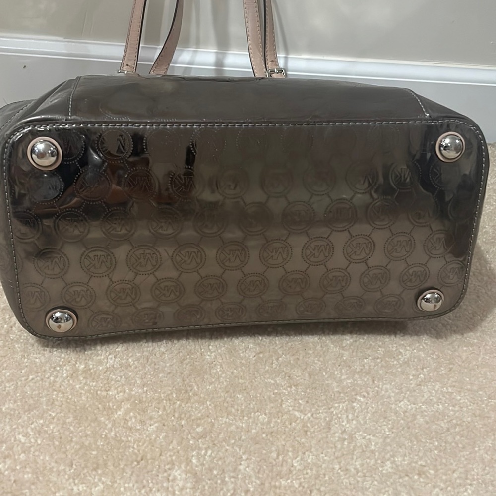 🎉2X Host Pick🎉 Large Michael Kors Metallic tote - Picture 7 of 9